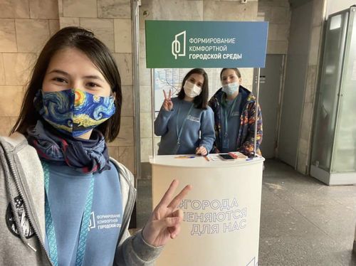 Волонтерыпомогают петербуржцам принять участие в голосовании за объекты благоустройства Петербурга