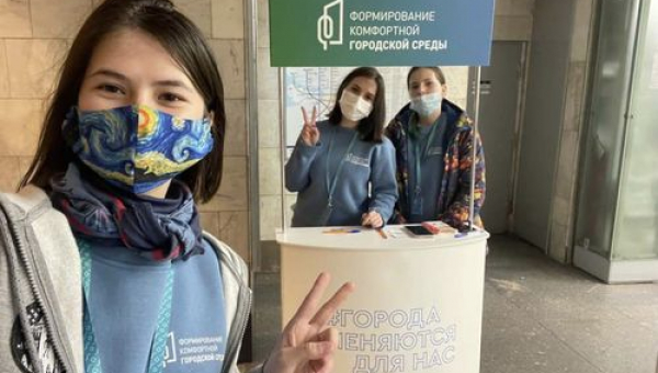 Волонтерыпомогают петербуржцам принять участие в голосовании за объекты благоустройства Петербурга