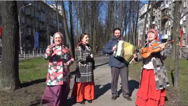 Поздравление с Днем Победы от семейного фольклорного ансамбля "Золотая веточка"