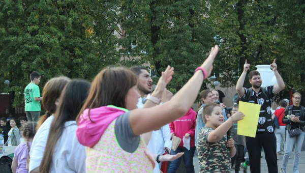  День поселка. Поем в караоке.