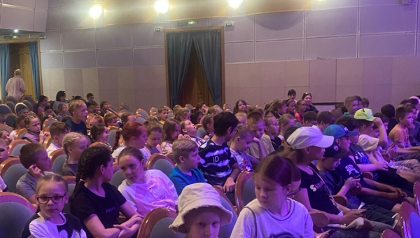 Кинопоказ для детей городских летних лагерей п. Металлострой, посвященный Дню русского языка.